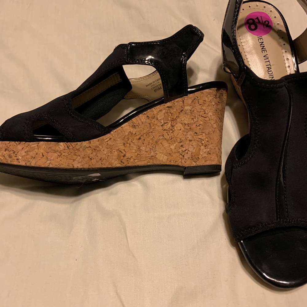 3/$20- NWOT- Adrienne Vittadini Collyn Sandals